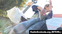 Жителька Мілового Валентина Григорівна продає молоко в Росії