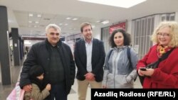Գերմանիա-Լրագրող Աֆղան Մուխտարլին Բեռլինի օդանավակայանում ընտանիքի անդամների հետ, 17 մարտի, 2020թ.