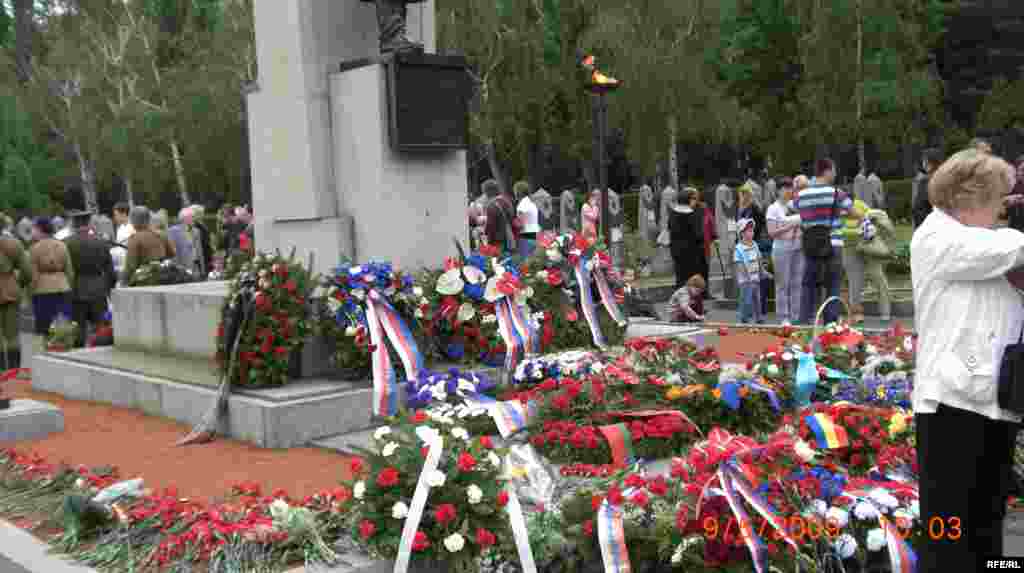 Прага, Памятник советским воинам. После церемонии возложения венков, 9 мая 2009 года.