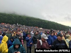 Peste 85.000 de pelerini participă la slujba Papei Francisc de la Șumuleu Ciuc.