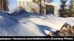 Покрытие из синтепона, имитирующее снег, на настоящем снеге. Красноярск, кампус Сибирского федерального университета, 21 февраля.
