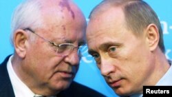 Mikhail Gorbachev (left) speaks to Russian President Vladimir Putin at a news conference in Schleswig, Germany, in December 2004. Over more than two decades of cautious relations with the Russian president, the former Soviet leader was at least tacitly supportive at some crucial junctures.