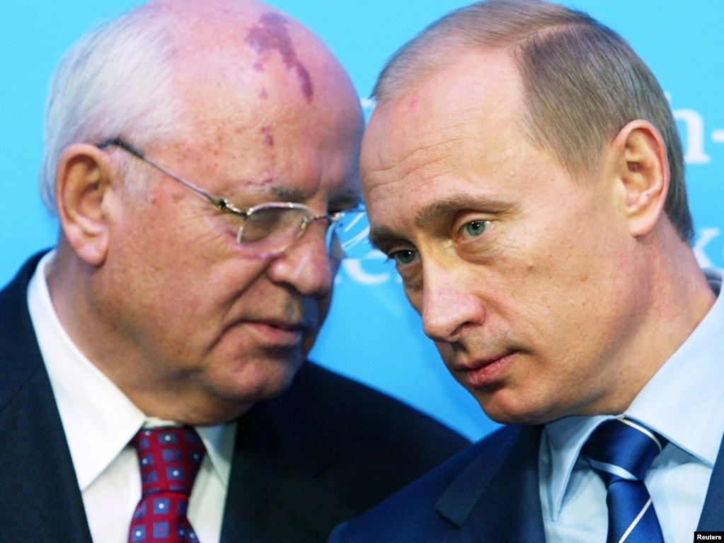 Горбачов з президентом Росії Володимиром Путіним на пресконференції в Шлезвігу, Німеччина, у грудні 2004 року. Горбачов оцінив анексію Росією українського Криму, сказавши, як повідомляється: «Я б зробив те саме». Однак після вторгнення Росії в Україну в лютому оцінка Горбачова його наступника різко змінилася