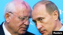 Михаил Горбачев и Владимир Путин. 2004 год