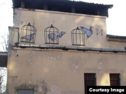 Фатаграфаваньне на фоне гэтага графіці ў Віцебску стала падставай для ўзбуджэньня адміністрацыйных спраў