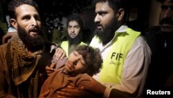 Рятувальники виносять поранених, Пакистан, 4 листопада 2015 