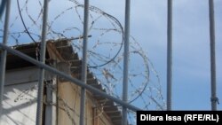 Тікенек сым тартылған түрме қоршауы. Көрнекі сурет.