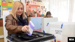 Архивска фотографија - гласање во Скопје.
