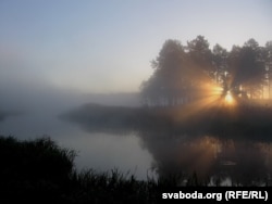 Вушацкія сьвітанкі, узыход сонца над рэчкай Вушачкай. 2015