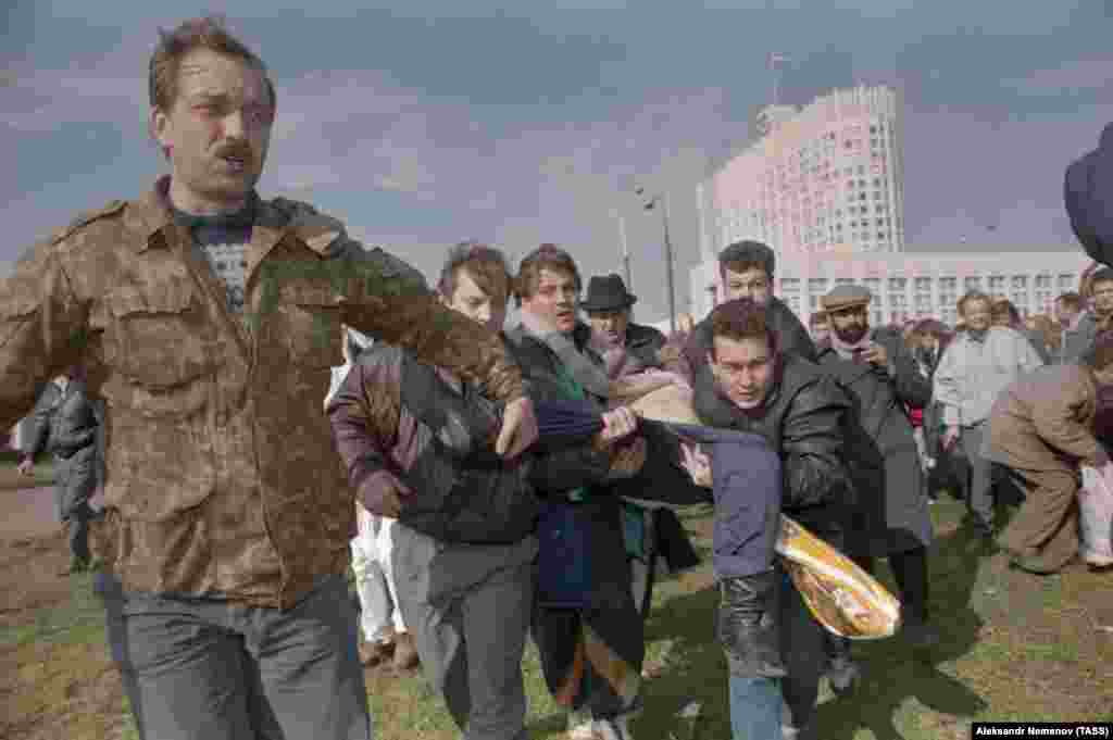 The Russian government says that nearly 200 people were killed and some 500 wounded during the 10-day standoff. Communist and other nongovernmental sources put the death toll at more than 1,000. It was the worst violence in Moscow since the 1917 Bolshevik coup.