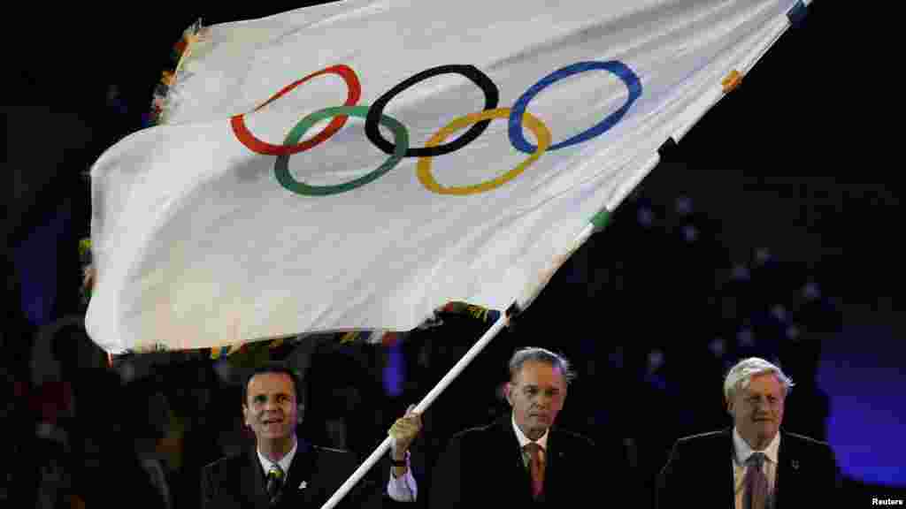 Gradonačelnik Rio de Janeira, Eduardo Paes sa zastavom OI u rukama, London, 12. august 2012. Foto: REUTERS / Gary Hershorn 