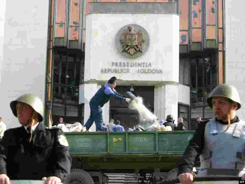 8 апреля 2009. Уборка у резиденции президента Молдовы