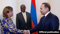 Armenia - Prime Minister Hovik Abrahamian meets with Laura Bailey, the World Bank's new country manager for Armenia, Yerevan, 12Sep2014.