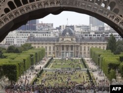 В Париже и других столицах Европы российских туристов становится все меньше