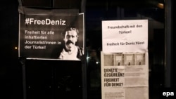 Un poster „Eliberați-l pe Deniz” pe ușa sălii Festivalului de la Gaggenau în Germania