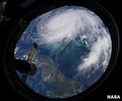 تصویری از توفان و چشم آن از مرکز بین‌المللی فضایی، قدرت و بزرگی آن را نشان می‌دهد
