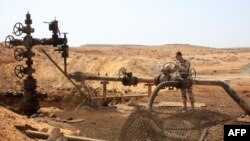 Сирийский военнослужащий на месторождении нефти Джазель в сирийской провинции Хомс. 9 марта 2015 года.