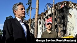 Sekretari amerikan i Shtetit, Anthony Blinken (majtas) gjatë një vizite në qytetin Irpenya në rajonin e Kievit, i cili pësoi shkatërrim të madh gjatë pushtimit në shkallë të gjerë të Ukrainës nga Rusia. 8 shtator 2022.