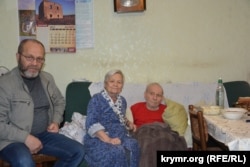 Абдурешит Джеппаров (л) и родители Эскендера Бариева: мать Диляра и отец Энвер