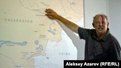 Во время презентации Ник Филдинг показывал на карте маршрут Аткинсонов по Восточному Казахстану, сопровождал свой рассказ слайдами рисунков Томаса Аткинсона. Алматы, 26 июля 2016 года.