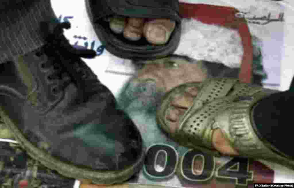 Iraq -- an anti-Hussein demonstration, Baghdad, 15Jul2004 - Ğiraqlılar 2004neñ 25 Yülendä Bağdad demonstratsiäsendä Xösäyen süräten taptıy. Sönnilär arasında küpmeder abruyı bulsa da, ğiraqlılarnıñ kübese Säddamnıñ xökem itelüen xuplap qarşı aldı. (epa)
