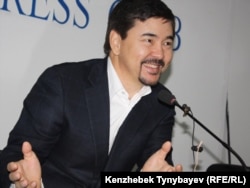 Топ-бизнесмен әрі банкир Марғұлан Сейсембаев эмиграциядан оралған соң баспсөз мәслихатын өткізіп отыр. Алматы, 11 қараша 2010 жыл.