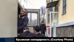 Наріман Мемедемінов на виході з будівлі суду в Сімферополі, 13 лютого 2019 рік