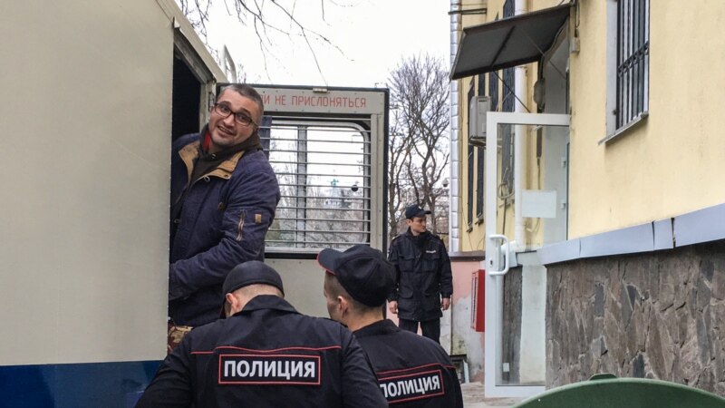 Суд в Крыму продлил арест крымскотатарскому блогеру Мемедеминову