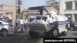 Ереван. 17 июля. Полиция заблокировала въезд в район Эребуни
