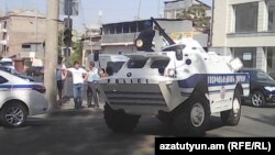 Ереван, 17 июля. Полиция заблокировала въезд в район Эребуни.