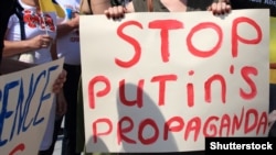 Проукраїнський протест проти політики президента Росії Володимира Путіна. Варшава, липень 2014 року