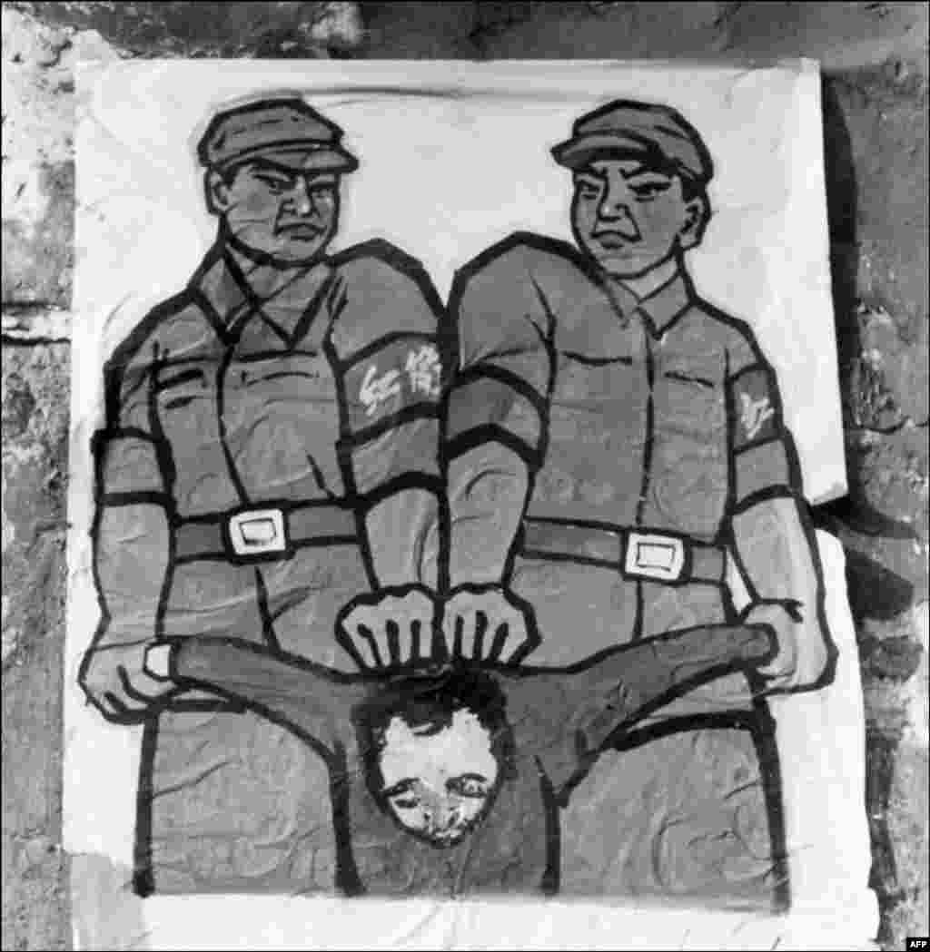 پوستری در زمان انقلاب فرهنگی که نشان می دهد چه سرنوشتی در انتظار &laquo;دشمنان مردم&raquo; است