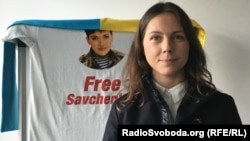 Віра Савченко на тлі портрету Надії Савченко, архівне фото