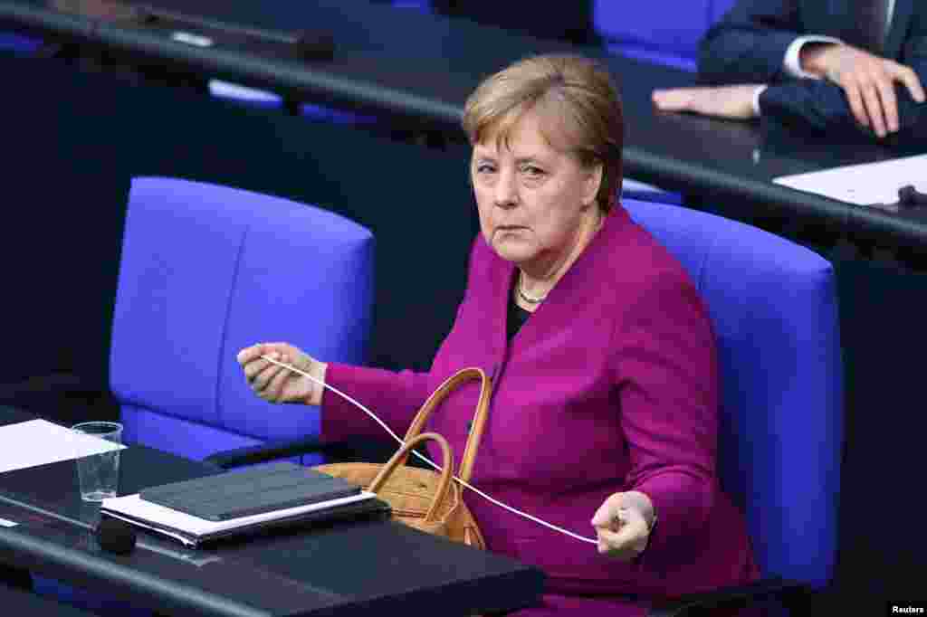 ГЕРМАНИЈА - Германската канцеларка Ангела Меркел денеска се сретна со шефовите на шеснаесет германски сојузни покраини во врска со натамошните чекори во ослободувањето на строгите мерки за спречување на ширењето на коронавирусот во Германија. Притоа, како што известуваат германските медиуми, е можно да биде донесена одлука за продолжување на сезоната во германската прва фудбалска лига.