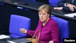 Angela Merkel caută soluții pentru declinul economiei