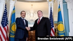 Председатель КНБ Казахстана Карим Масимов (слева) и госсекретарь США Майкл Помпео во время встречи в Вашингтоне, 26 апреля 2019 года.