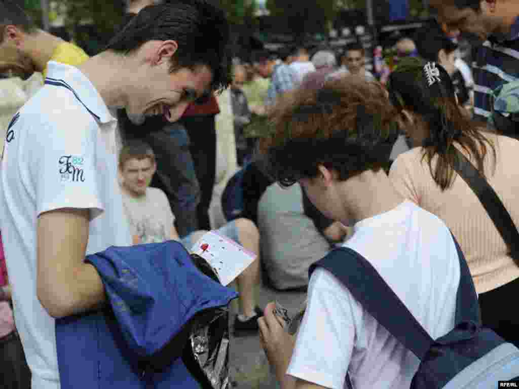 Atmosfera Svjetskog prvenstva u fudbalu 2010. već se osjeća na beogradskim ulicama. Kod Terazijske česme okupljaju se građani svih uzrasta razmjenjujući samoljepljive sličice za svoje albume. Foto: Vesna Anđić 
