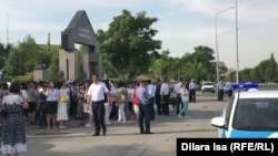 Қасірет мемориалындағы қуғын-сүргін және ашаршылық құрбандарын еске алу митингісіне келген тұрғындар. Шымкент, 31 мамыр 2019 жыл. 