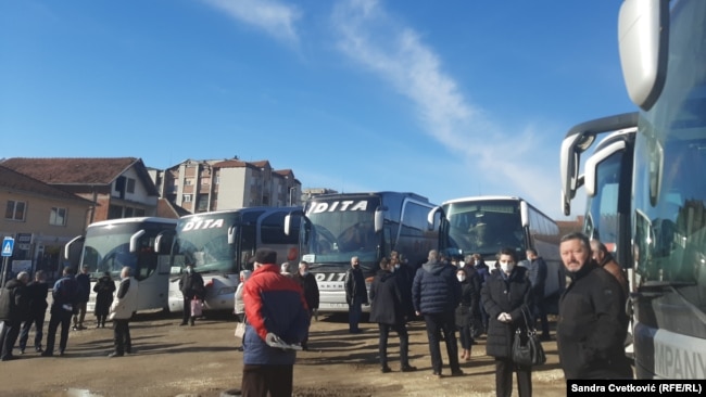 Transportimi me autobusë i qytetarëve serbë nga Kosova për të marrë vaksinën kundër COVID-19 në Serbi.