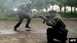 Сепаратисты обстреливают пограничную часть в Луганске 