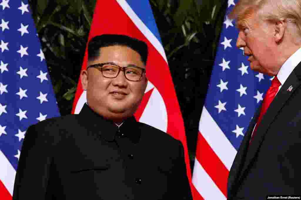 Дональд Трамп мен Ким Чен Ын кездесу кезінде