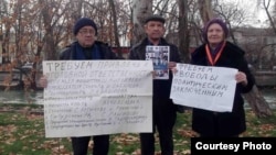 O‘zbekistonlik huquq himoyachilarining Toshkentda o‘tkazgan piketlari faollarning militsiyaga olib ketilishi bilan yakunlanadi.