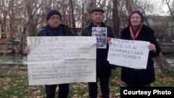 На фото (слева направо): правозащитники Шухрат Рустамов, Аликул Сарымсаков и Елена Урлаева на пикете напротив здания Олий Мажлиса. Ташкент, 12 января 2015 года.