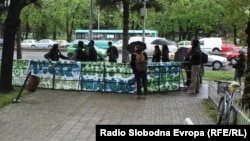 Активисти на граѓанската иницијатива „Заедно за мир“ се собраа пред Основниот суд Скопје 1 во знак на поддршка на семејството Јашари.