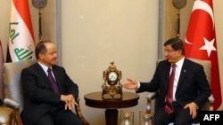 Премьер-министр Турции Ахмет Давутоглу (справа) и лидер иракских курдов Массуд Барзани во время встречи в Анкаре 