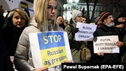 Акция протеста возле посольства России в Варшаве