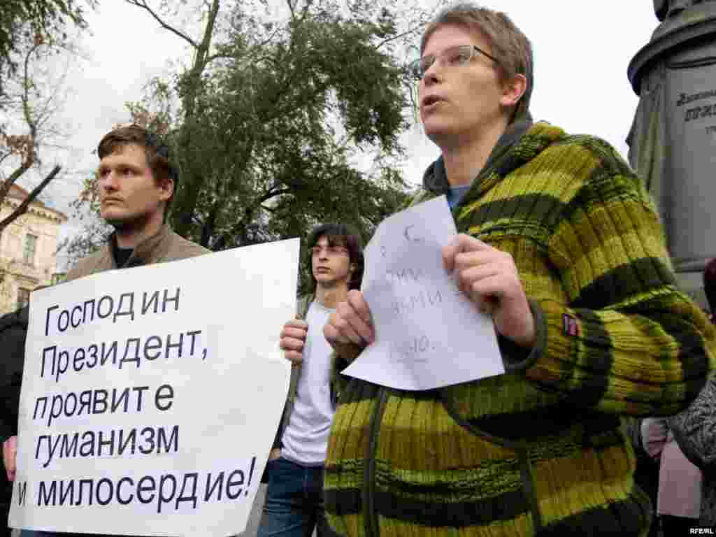 Член исполкома коалиции «Другая Россия» Марина Литвинович (справа) держит плакат "Воевать с беременными женщинами - стыдно".