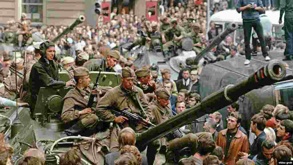 Војници на тогашниот Советски сојуз на улиците на Прага, 21.08.1968.