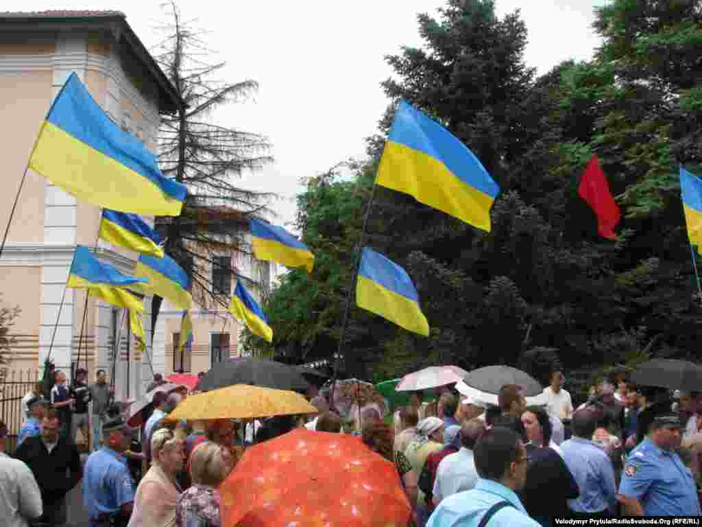 В акції, яка проходила переважно під державними прапорами і без партійної символіки, взяли участь близько 100 осіб.