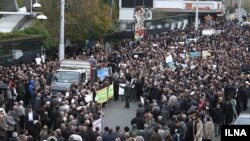 تجمع کارگران مقابل ساختمان سازمان تامین اجتماعی هم‌زمان با بیست‌وپنجمین مراسم سالروز تصویب قانون کار در ایران انجام شد